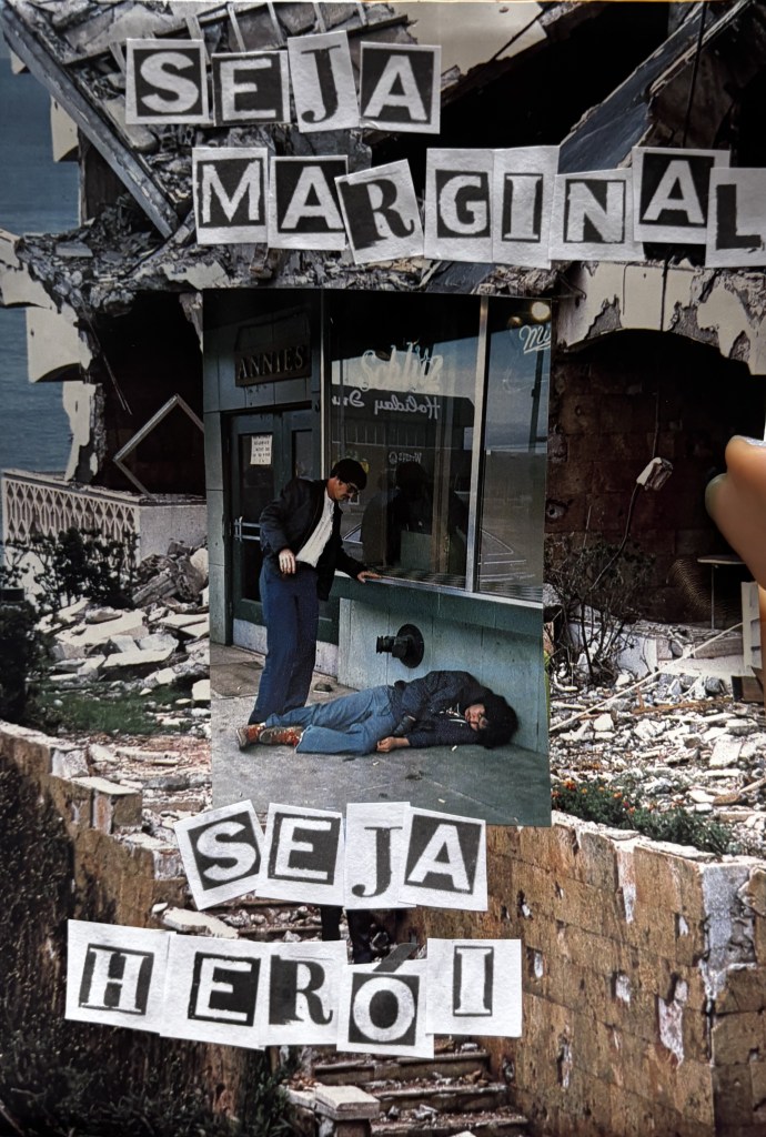 Colagem analógica de uma cidade em destroços, ao centro a imagem de dois homens, um deitado (aparentemente dormindo) e outro em pé ao seu lado. Acima a frase: Seja Marginal e abaixo a frase Seja Herói. Uma releitura da Obra de Hélio Oiticica.