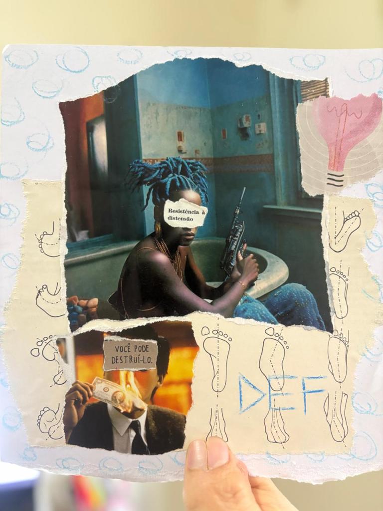Esta é uma colagem apresentando uma imagem de uma pessoa com cabelo azul segurando uma arma em uma banheira, junto com uma sobreposição de texto que diz "Resistência à distensão". Abaixo disso, outra imagem mostra uma pessoa queimando dinheiro com o texto "VOCÊ PODE DESTRUÍ-LO", cercada por desenhos de pegadas e as letras "DEF".